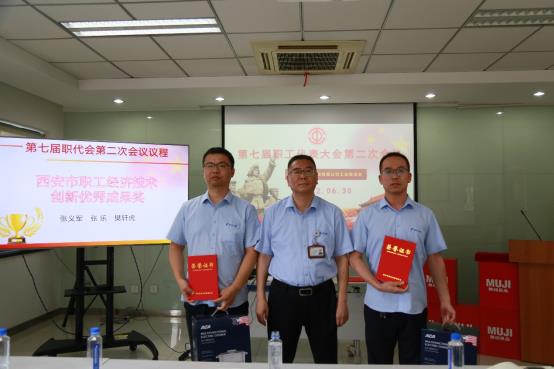 一群人站在柜台前
中度可信度描述已自动生成