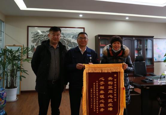 图片包含 室内, 天花板, 人, 男人描述已自动生成