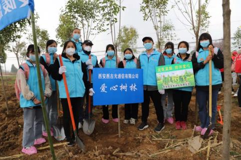 一群人站在一起描述已自动生成