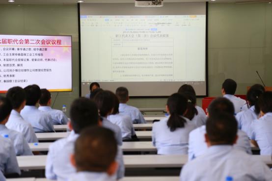 一群人正在听演讲描述已自动生成
