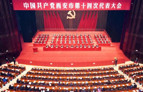 建筑上挂着商铺的招牌中度可信度描述已自动生成